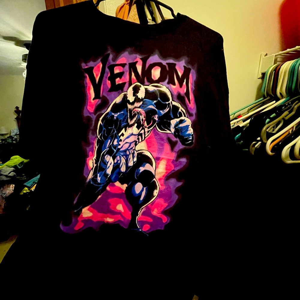 Venom T-shirt size 2x 
Colorful, black, never worn 
Marvel